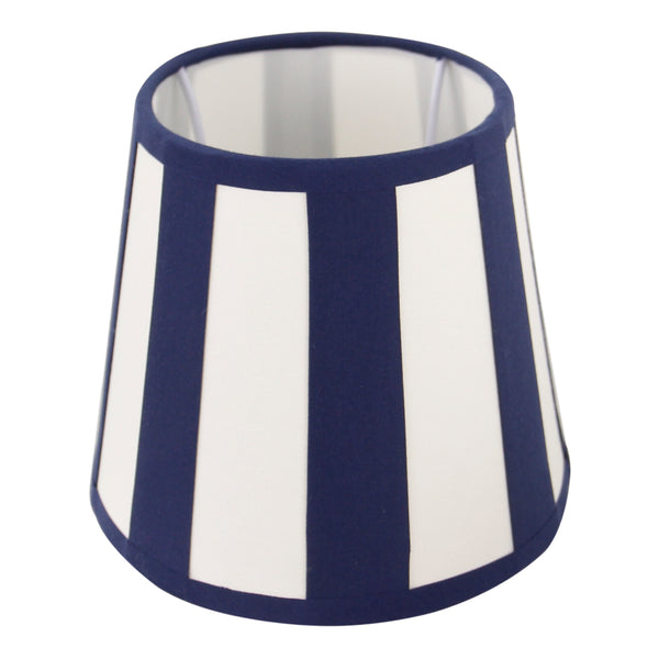 Detailansicht des ovalen Lampenschirms in Creme und Blau. Modernes Design, das jedem Raum eine frische Note verleiht.