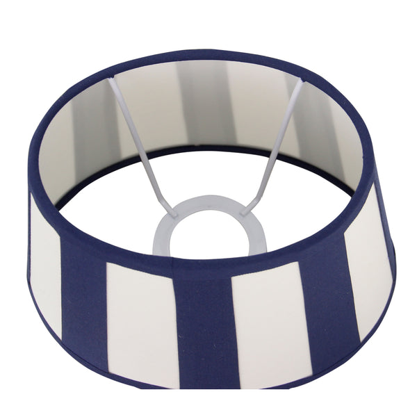 Detailaufnahme des ovalen Lampenschirms in Creme und Blau. Verleiht modernen Räumen eine harmonische Lichtatmosphäre.