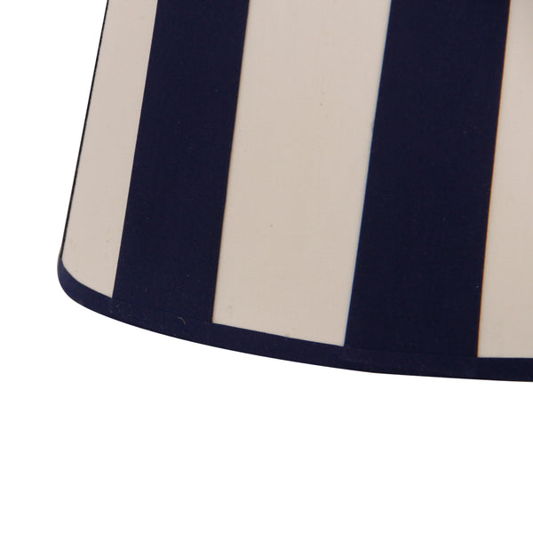 Detailaufnahme des ovalen Lampenschirms in Creme. Sein modernes Design bringt sanfte Eleganz in jeden Raum.
