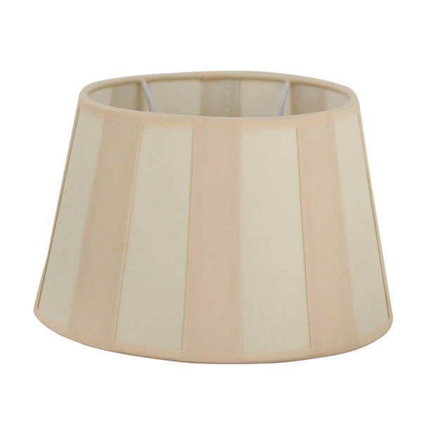 Der cremefarbene Lampenschirm Oval sorgt für sanftes Licht und passt perfekt in moderne Wohnräume.