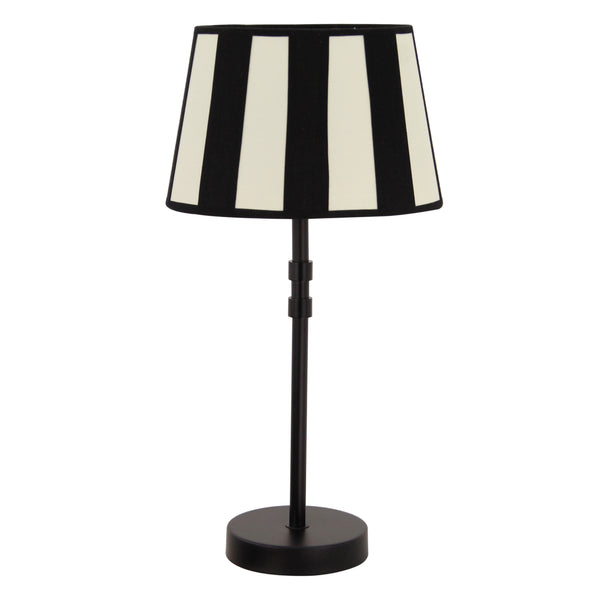 Der cremefarbene Lampenschirm Oval zaubert ein warmes, einladendes Licht. Perfekt für behagliche Abende zu Hause.