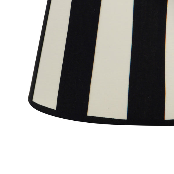Detailansicht des ovalen Lampenschirms in sanftem Creme. Ideal für eine behagliche Beleuchtung in jedem Wohnraum.
