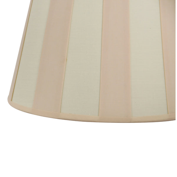 Detailaufnahme des ovalen Lampenschirms in Creme. Er verleiht jedem Raum eine warme und einladende Atmosphäre.