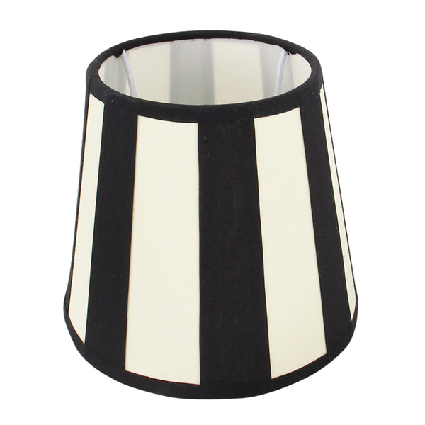 Detailansicht des ovalen Lampenschirms in Creme. Ideal für eine warme, einladende Atmosphäre in jedem Raum.