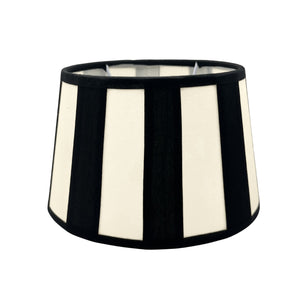 Moderner ovaler Lampenschirm in Creme und Schwarz. Er verleiht jedem Raum eine einladende und stilvolle Atmosphäre.