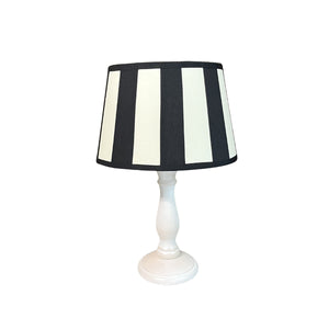 Der cremefarbene Lampenschirm Oval bringt modernes Flair in jeden Raum.