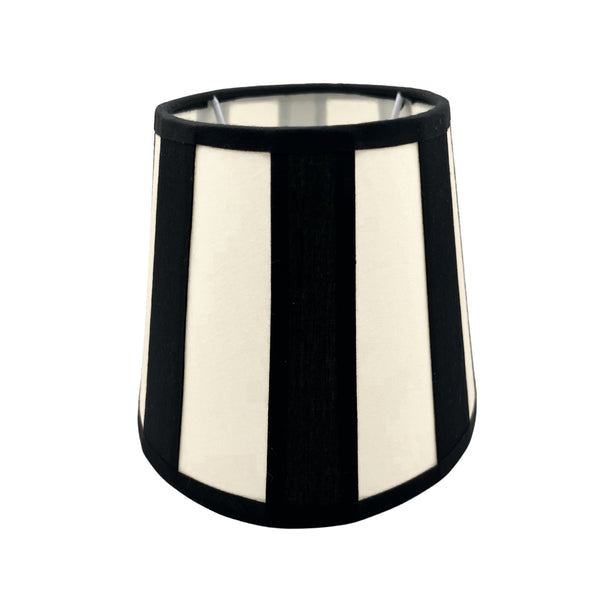 Detailaufnahme des ovalen Lampenschirms in Creme. Perfekt für moderne Einrichtung und sorgt für sanftes Licht.