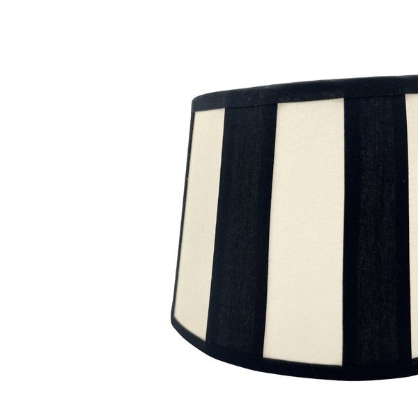 Detailaufnahme des ovalen Lampenschirms in creme und Schwarz.