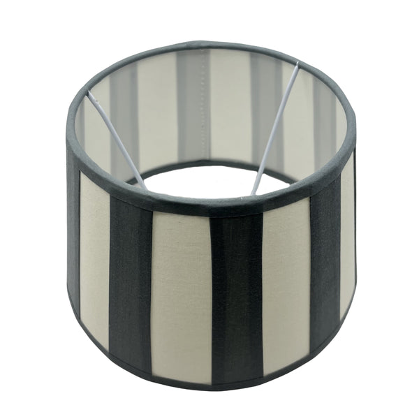 Detailansicht des grauen Lampenschirms Drum mit modernem Design. Perfekt für eine stilvolle Beleuchtung über jedem Tisch.