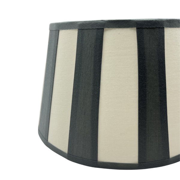 Detailansicht des grauen Lampenschirms Drum mit elegantem Design. Perfekt für eine stilvolle Beleuchtung in modernen Räumen.