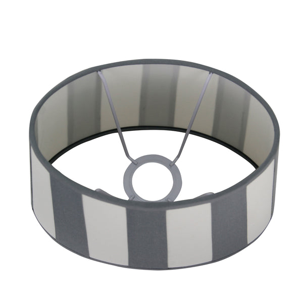 Detailansicht des grauen Lampenschirms Oval. Ideal für eine moderne Beleuchtung, die Eleganz und Stil vereint.