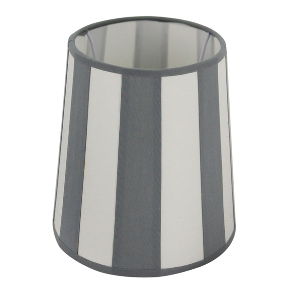 Der graue Lampenschirm Oval von Various bietet eine moderne Note für jeden Raum. Ideal für stimmungsvolle Akzentbeleuchtung.