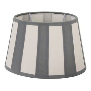 Eleganter ovaler Lampenschirm in Grau, ideal für moderne Interieurs. Er verleiht jedem Raum ein harmonisches Lichtambiente.