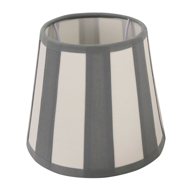 Detailaufnahme des ovalen Lampenschirms in Grau. Modernes Design, ideal für eine zeitgemäße Raumgestaltung.