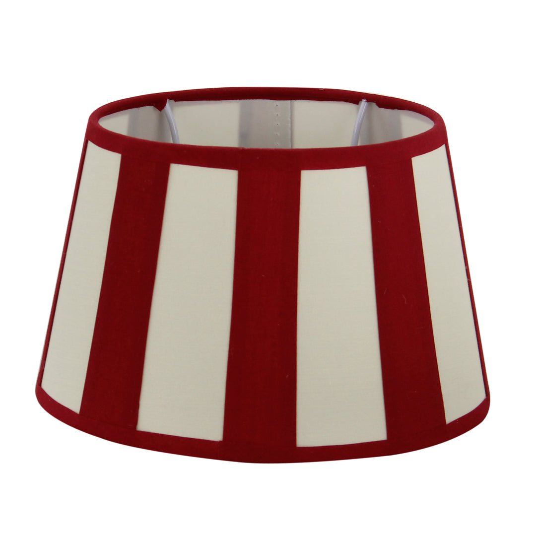 Moderner ovaler Lampenschirm in Rot mit Chintz-Oberfläche. Verleiht jedem Raum eine einladende und warme Atmosphäre.