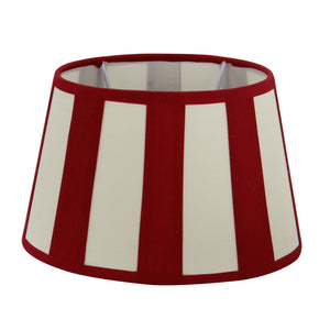 Moderner ovaler Lampenschirm in Rot mit Chintz-Oberfläche. Verleiht jedem Raum eine einladende und warme Atmosphäre.