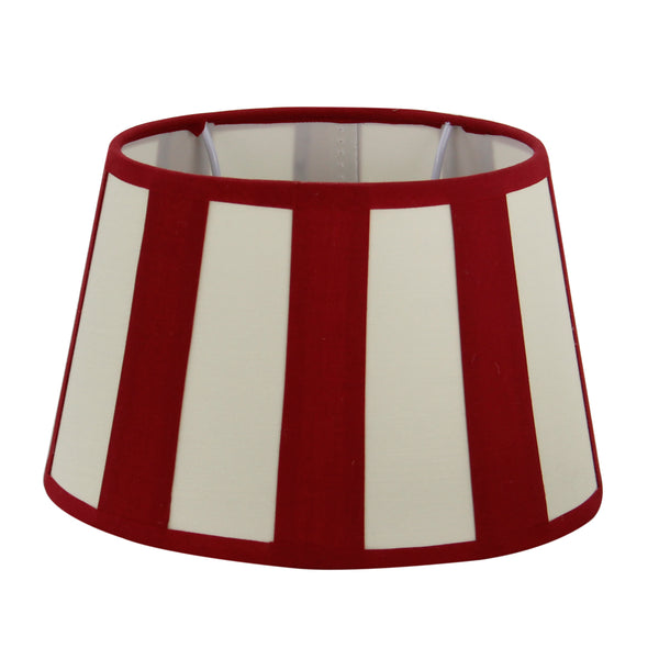 Moderner ovaler Lampenschirm in Rot mit Chintz-Oberfläche. Verleiht jedem Raum eine einladende und warme Atmosphäre.