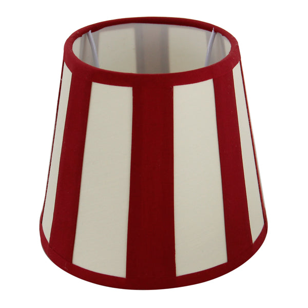 Detailansicht des ovalen Lampe-Schirms in Rot und Creme. Der moderne Look bringt frische Farbakzente in jeden Raum.
