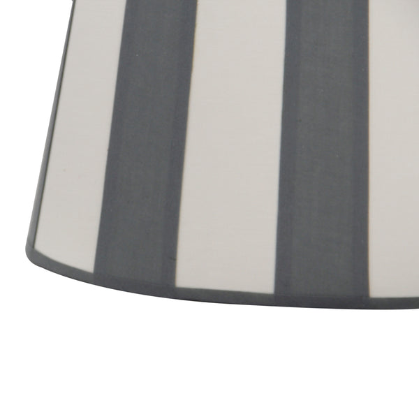 Detailansicht des grauen Lampenschirms Oval von Various. Zeitloses Design für harmonisches Licht in jedem Raum.