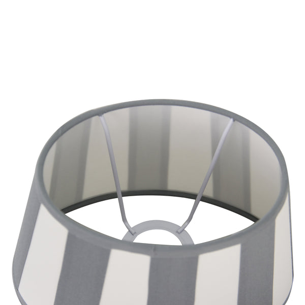 Detailaufnahme des ovalen Lampenschirms in Grau. Zeitloses Design, ideal für eine schlichte und elegante Beleuchtung.