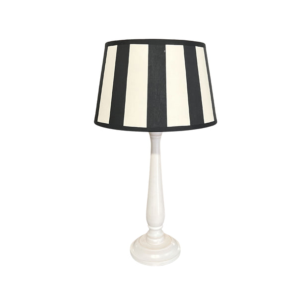 Der schwarze Lampenschirm Drum von Various bringt eine elegante Note in jeden Raum. Perfekt für stimmungsvolle Beleuchtung.
