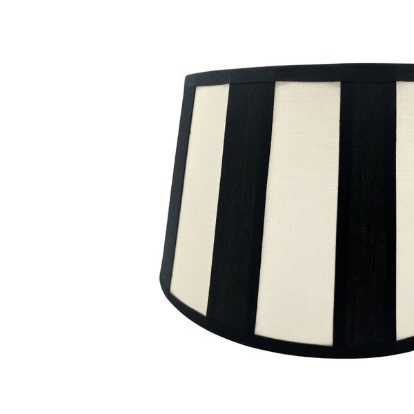 Detailansicht des schwarzen Lampenschirms Drum mit modernem Design. Ideal für eine stilvolle Beleuchtung in jedem Raum.