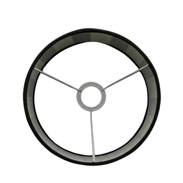 Detaillierter Blick auf den schwarzen Lampenschirm Drum. Perfekt, um jedem Raum eine moderne Note zu verleihen.