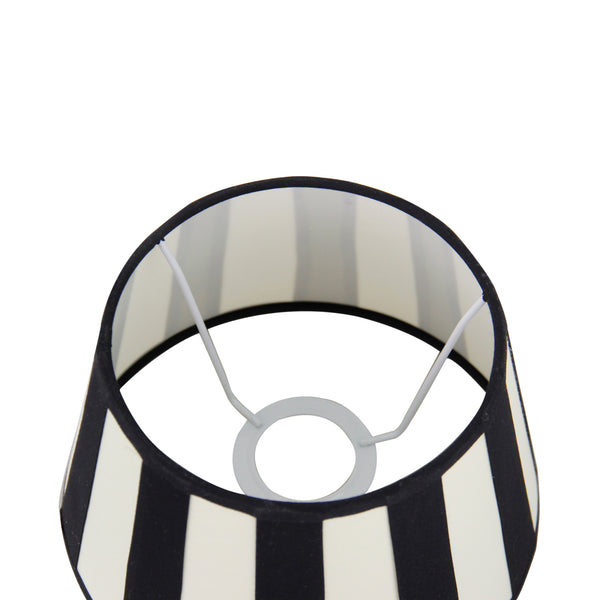 Detaillierter Blick auf den runden, schwarzen Lampenschirm Drum mit elegantem Design. Perfekt für stilvolle Beleuchtung.