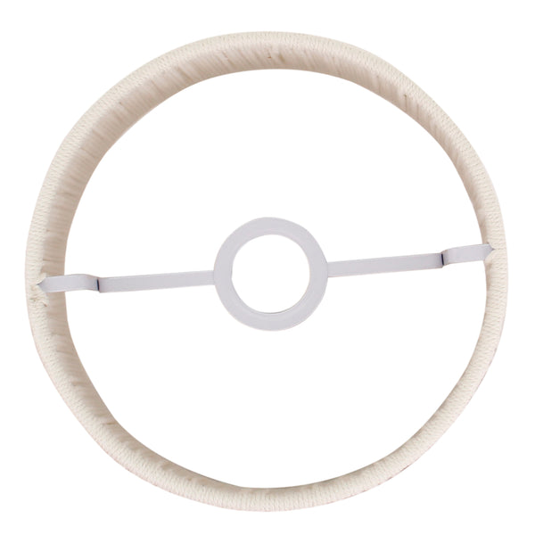 Detailansicht des beigen Lampenschirms mit modernem Baumwoll-Design. Er ergänzt jeden Raum mit warmem, einladendem Licht.