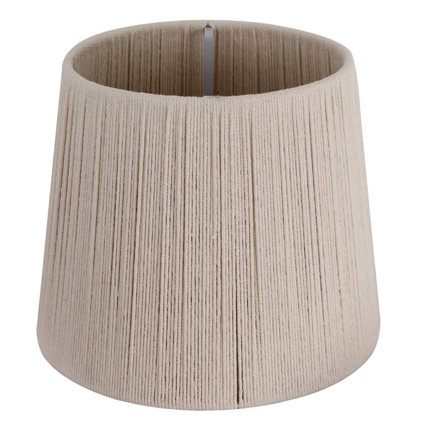Beige Lampenschirm aus Baumwolle mit modernem Design. Perfekt für stimmungsvolle Lichtakzente in jedem Raum.
