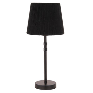 Der schwarze Lampenschirm aus Baumwolle fügt sich harmonisch in moderne Wohnräume ein.