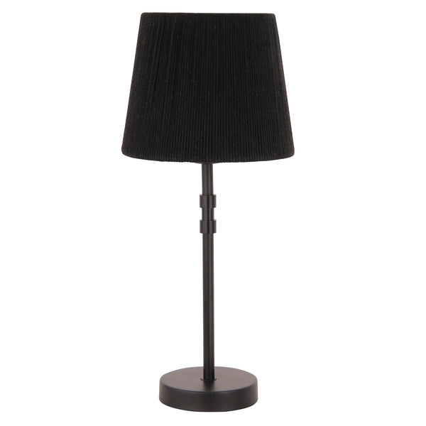 Der schwarze Lampenschirm aus Baumwolle fügt sich harmonisch in moderne Wohnräume ein.