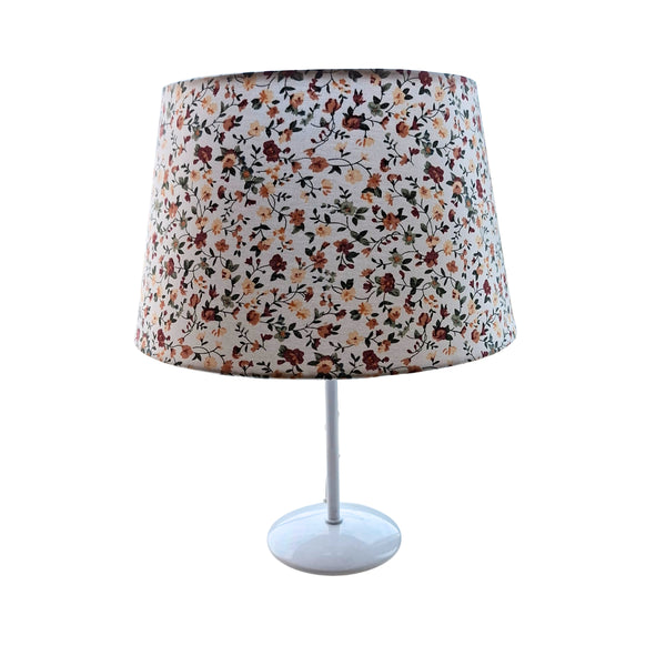 Der cremefarbene Lampenschirm aus Chintz bringt einen Hauch von Boho-Vintage in jeden Raum. Ideal für gemütliche Abende.