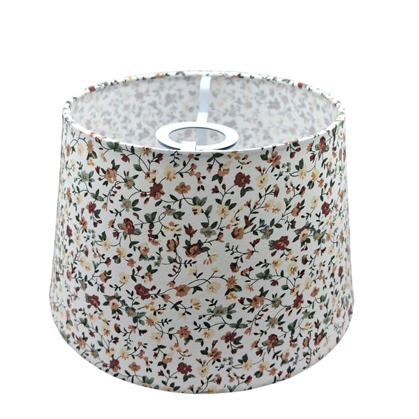 Der cremefarbene Lampenschirm aus Chintz verleiht jedem Raum einen charmanten, bohemian Vintage-Look.