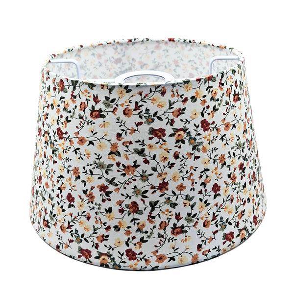 Der cremefarbene Lampenschirm mit Blumenmuster bringt einen charmanten Boho-Style in Ihr Zuhause.