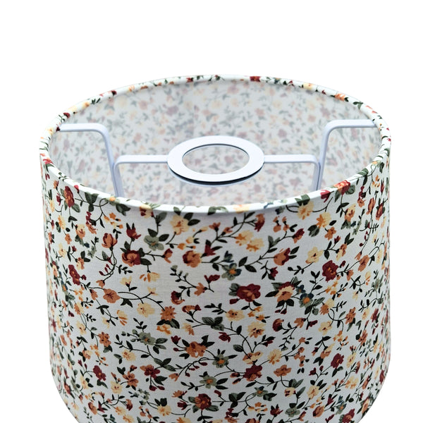 Der cremefarbene Lampenschirm aus der Blumen-Serie verleiht jedem Raum einen bohemian-vintage Charme.