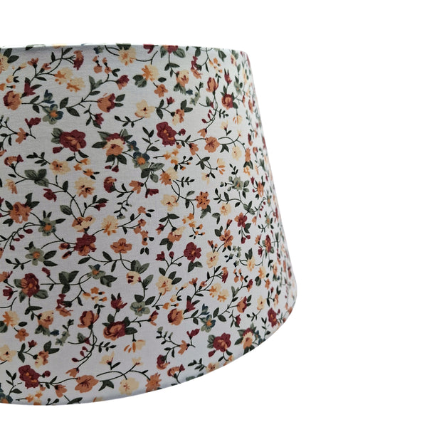 Der cremefarbene Lampenschirm mit Blumendesign verleiht jedem Raum einen bohemian-vintage Charme.