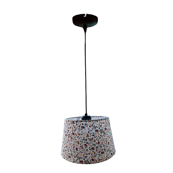 Delikater cremefarbener Lampenschirm mit floralem Muster. Perfekt für eine gemütliche, bohemian Atmosphäre in jedem Raum.