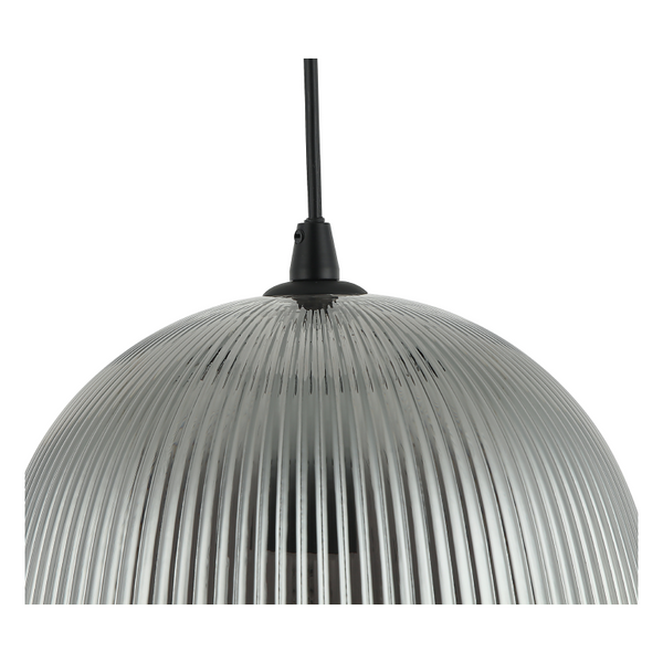 Detailaufnahme der schwarzen Bra Pendelleuchte mit elegantem Design. Ideal für stimmungsvolles Licht über dem Esstisch.