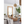 Detailansicht der braunen Pendelleuchte Carpi mit modernem Design. Ideal für gemütliche Akzente über jedem Esstisch.