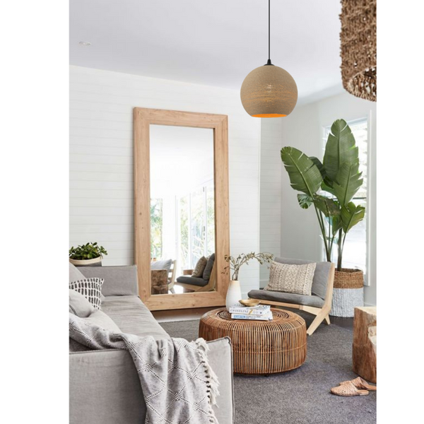 Detailansicht der braunen Pendelleuchte Carpi mit modernem Design. Ideal für gemütliche Akzente über jedem Esstisch.