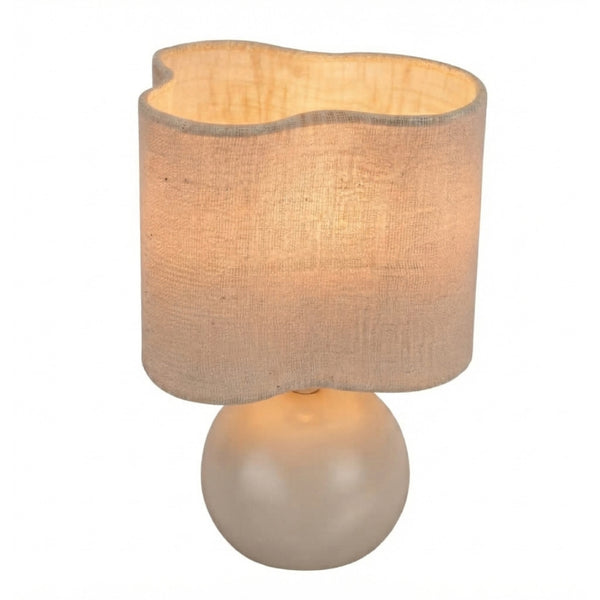Die cremefarbene Caspera Tischleuchte besticht durch ihr Japandi-Design. Ideal für eine harmonische Atmosphäre im Raum.