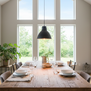 Die graue Pendelleuchte Cucina setzt moderne Akzente über dem Essbereich.