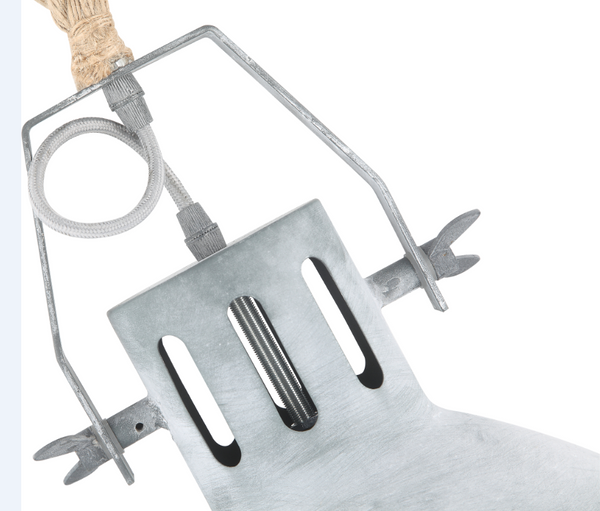 Detailaufnahme der hellgrauen Indurope Pendelleuchte von Chericoni. Sie verleiht jedem Raum einen industriellen Touch.