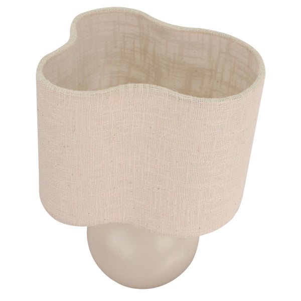 Die cremefarbene Tischleuchte Caspera verbindet schlichte Eleganz mit warmem Licht.