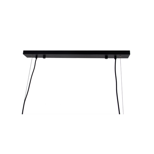 Detailaufnahme der schwarzen Pendelleuchte Curvato. Ihr industrielles Design verleiht jedem Raum einen modernen Charakter.