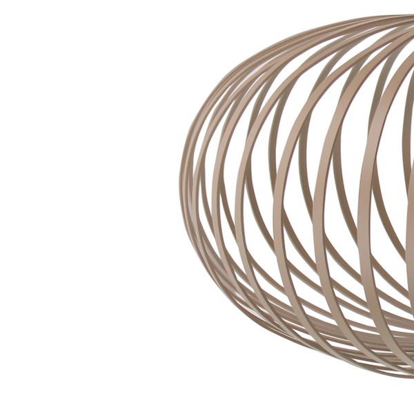 Die sandfarbene Curvato Deckenleuchte aus Metall überzeugt mit ihrem minimalistischen Japandi-Stil.