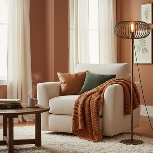 Die bronzene Stehleuchte Curvato besticht durch ihr modernes Design. Sie schafft eine gemütliche Atmosphäre in jedem Raum.