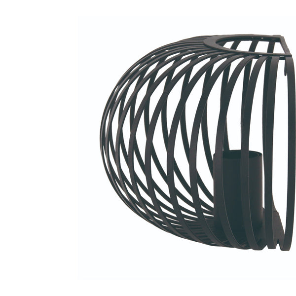 Detailaufnahme der Curvato Wandleuchte in Schwarz. Ihr industrielles Design verleiht jedem Raum einen modernen Akzent.