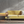 Die beige Tischleuchte Cross bringt ländlichen Charme in jeden Raum. Ideal für eine gemütliche Atmosphäre.